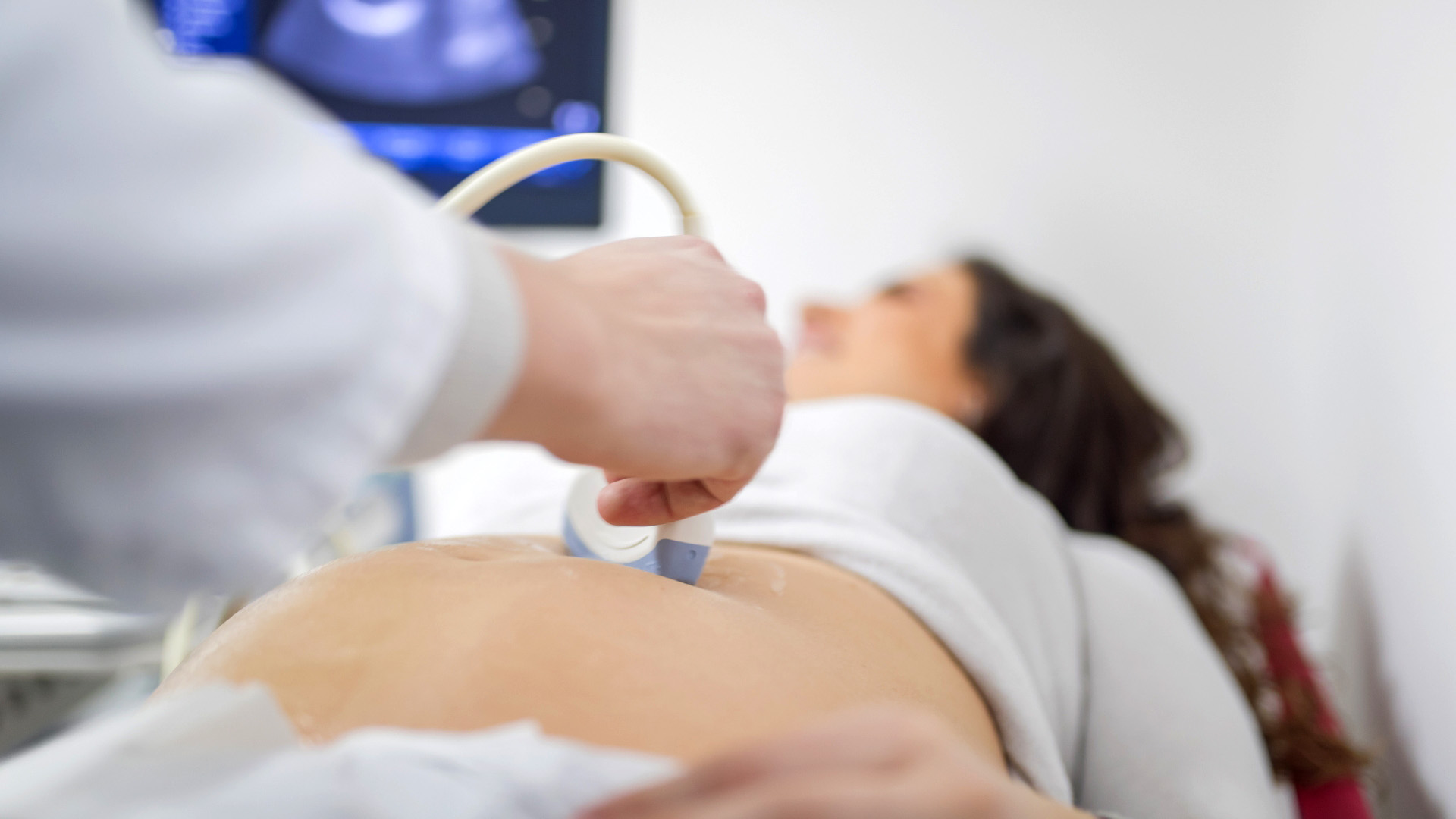 Ultraschalluntersuchung einer schwangeren Frau beim Frauenarzt