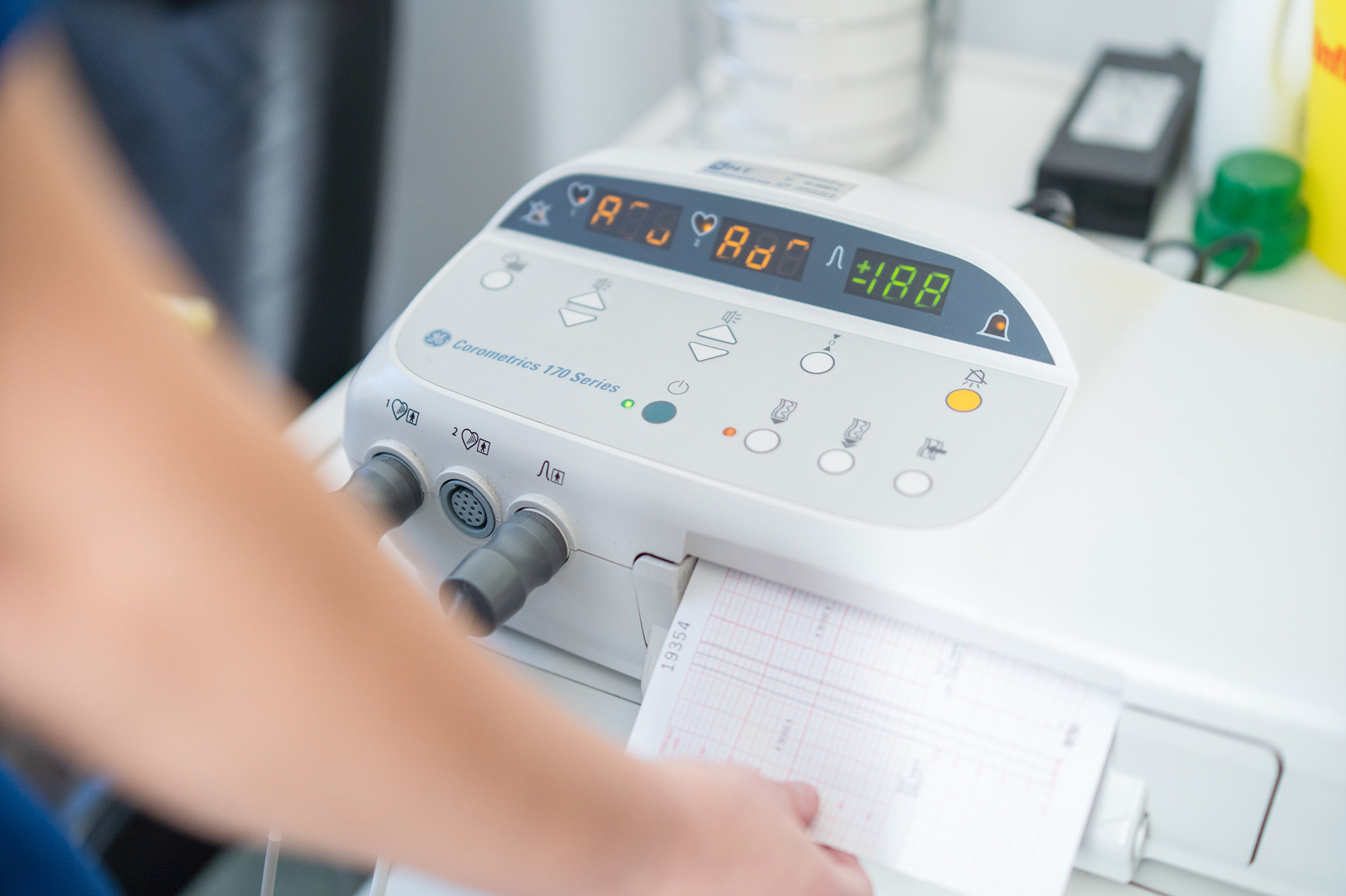 Arzthelferin bedient CTG-Gerät Arzthelferin bedient CTG-Gerät