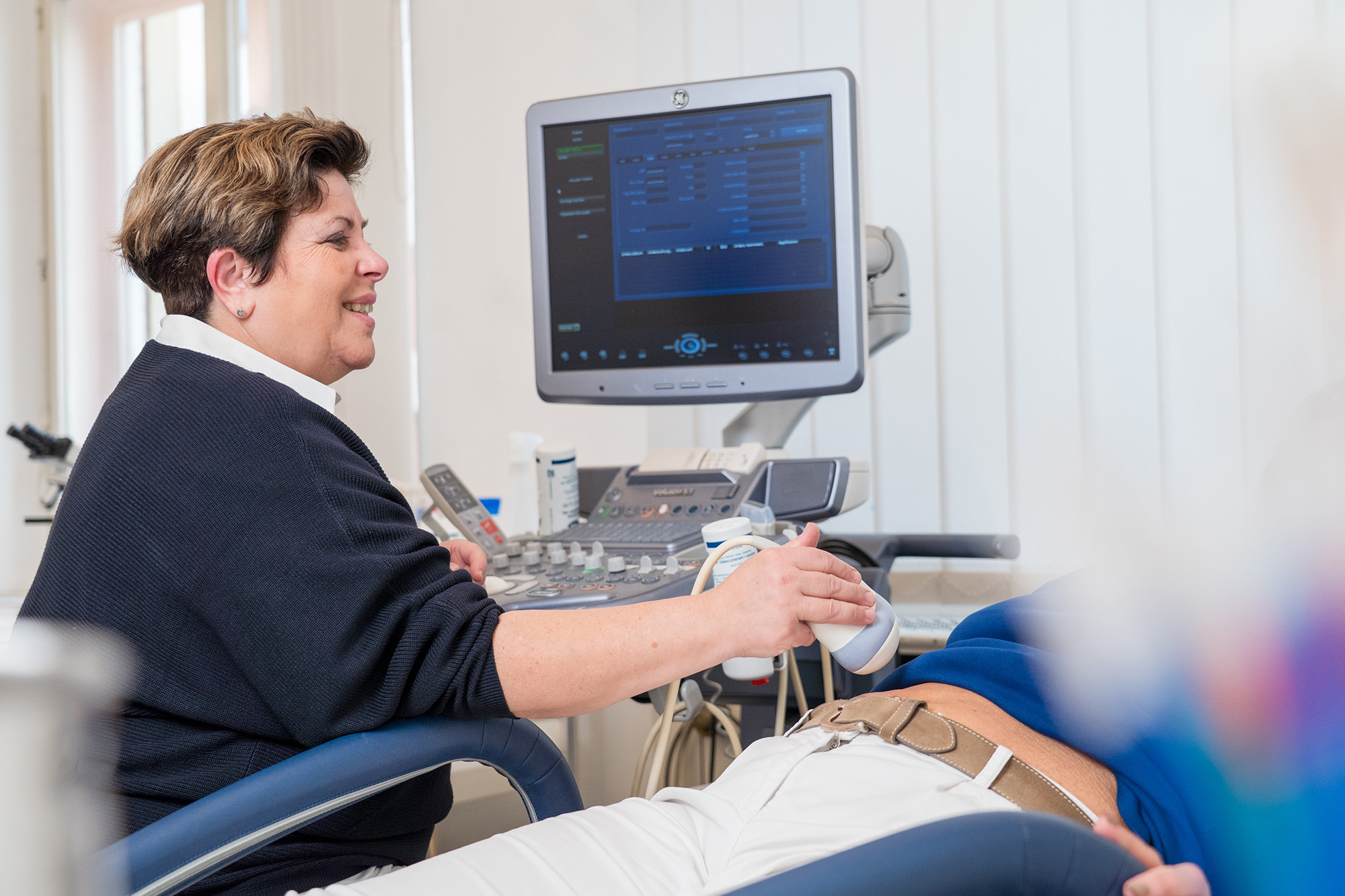 Frauenärztin Elisabeth Oettinger während Ultraschalluntersuchung bei Patientin Frauenärztin Elisabeth Oettinger während Ultraschalluntersuchung bei Patientin