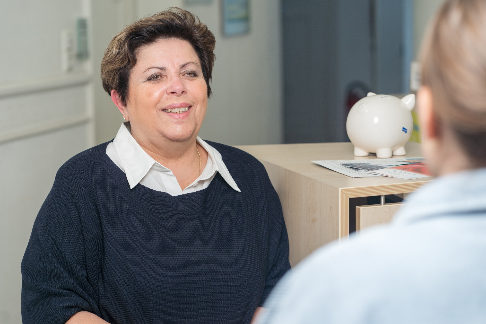 Elisabeth Oettinger im Gespräch mit einer Patientin Elisabeth Oettinger im Gespräch mit einer Patientin