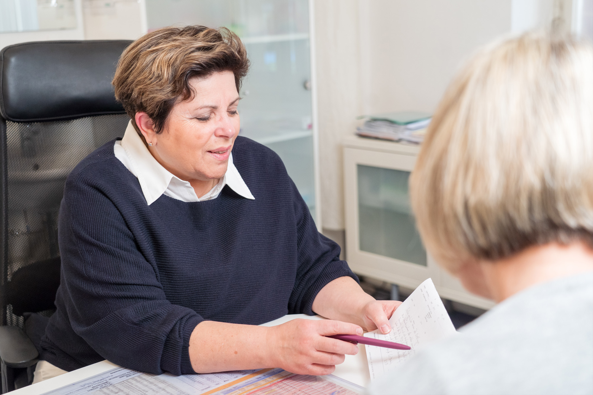 Elisabeth Oettinger zeigt Patientin Patientenakte